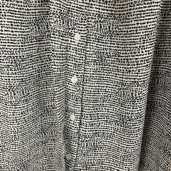 H&M Black and White 3/4 Sleeve V-Neck Blouse 10 - Picture 4 of 8